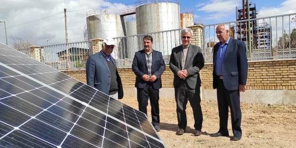 فرماندار و رئیس ستاد انرژی های تجدید پذیر استان از پروژه نیروگاه خورشیدی شهرک صنعتی خمین بازدید کردند