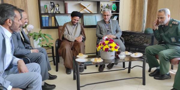 فرماندار و امام جمعه خمین با مدیر و معاونین آموزش و پرورش دیدار کردند