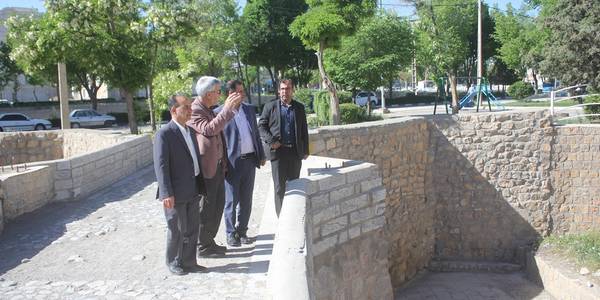 فرماندار و مدیر عامل شرکت آب منطقه ای استان از پل تاریخی حاج مرتضی خمین بازدید کردند