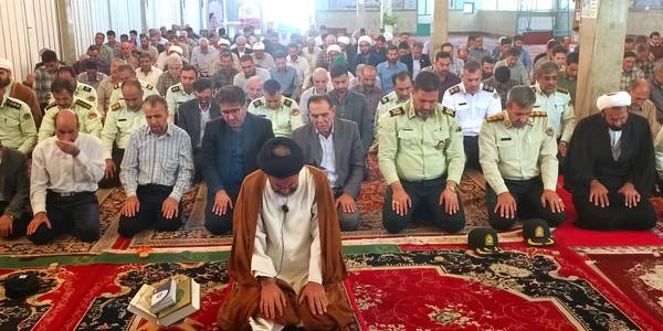 حضور سرپرست فرمانداری در نماز عبادی و سیاسی جمعه شهر شازند.