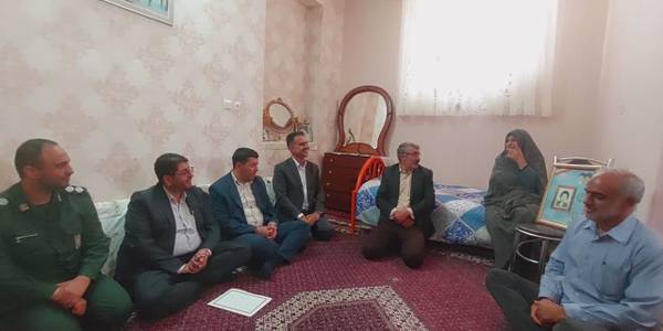 روز گذشته به مناسبت روز دحوالارض فرماندار شهرستان تفرش به اتفاق تعدادی از مسئولین با مادر شهید محمد رضا مشهدی دیدار کرد.
