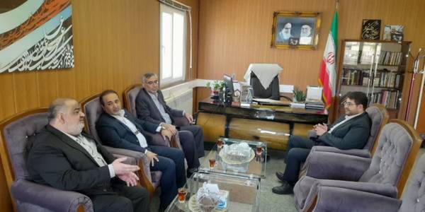 امروز عرب مدیرکل هوا شناسی استان مرکزی با محمدرضا رضایی فرماندار شهرستان تفرش در دفتر فرمانداری دیدار و گفتگو کردند.