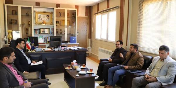 دیدار فرماندار کمیجان به اتفاق مدیر مرکز حرکتهای مردمی استان با مدیرکل نوسازی و تجهیز مدارس استان