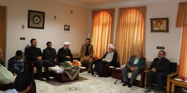 دیدار استاندار مرکزی با خانواده «شهید موسوی خوشدل» در شهر زاویه.