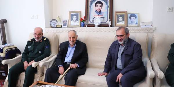 استاندار مرکزی با خانواده شهید «حسن‌بیگی» در اراک دیدار کرد
