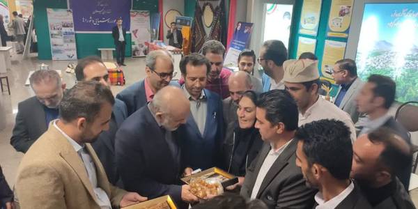 بازدید وزیر کشور از غرفه استان مرکزی در رویداد تکام
