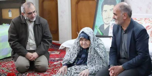تجلیل استاندار مرکزی از مادر شهید "حسن اشرفی" در خمین