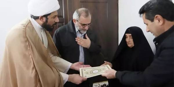 دیدار استاندار مرکزی با مادر شهید "حسن عاشری" در شهر میلاجرد