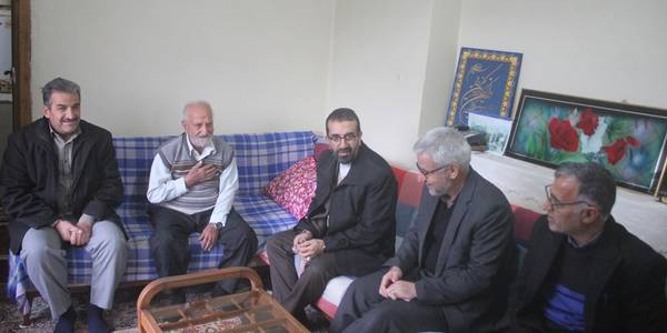 معاون سیاسی ، امنیتی و اجتماعی استاندار با خانواده شهید علی اصغر کلاهی دیدار کرد