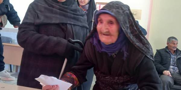 حضورسالمندان در پای صندوق های رأی به ویژه حضور مادر بزرگ ۱۰۲ ساله امیرآبادی