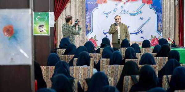 استاندار: آینده‌ی کشور در دستان دانش‌آموزان است