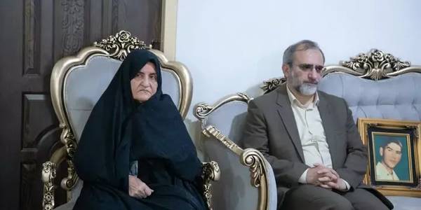 دیدار استاندار مرکزی و جمعی از مسئولین با خانواده شهید فرهنگی "علی عینی"