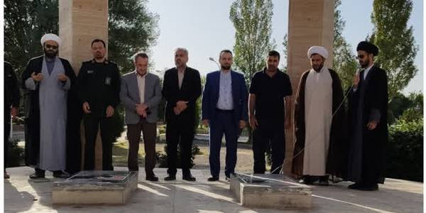 همزمان با فرا رسیدن هفته دفاع مقدس صورت پذیرفت:
غبار روبی، گلباران و عطرافشانی قبور مطهر شهدای گمنام شهرستان