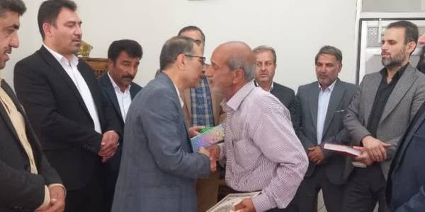 دیدار جمعی از مسئولین شهرستان زرندیه با هنرمند ابراهیم ضیایی