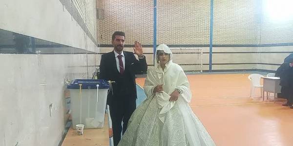 عروس و داماد خنجینی با حضور در شعبه أخذ رأی با تعیین سرنوشت خود، در تعیین سرنوشت ملت نیز سهیم شدند.