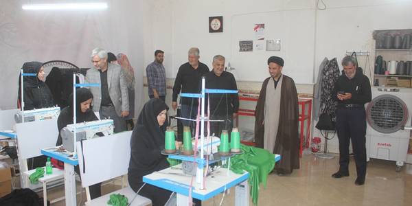فرماندار و امام جمعه خمین از واحد تولیدی پوشاک در روستای ریحان خمین بازدید کردند