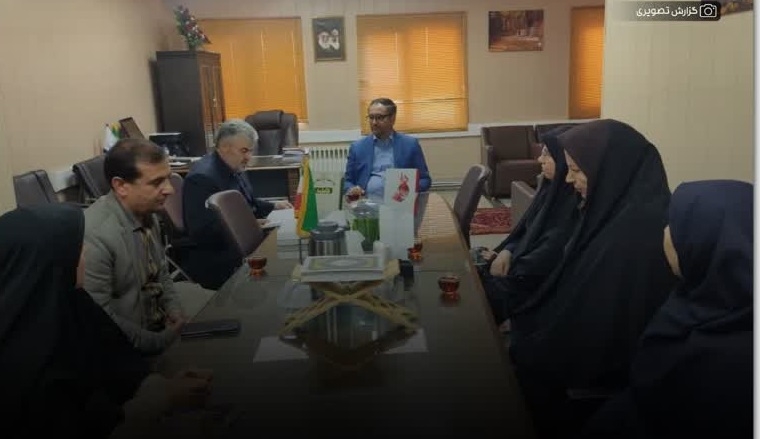به مناسبت هفته کتاب و کتابخوانی ؛ دیدار مسئولین کتابخانه های عمومی شهرستان با فرماندار