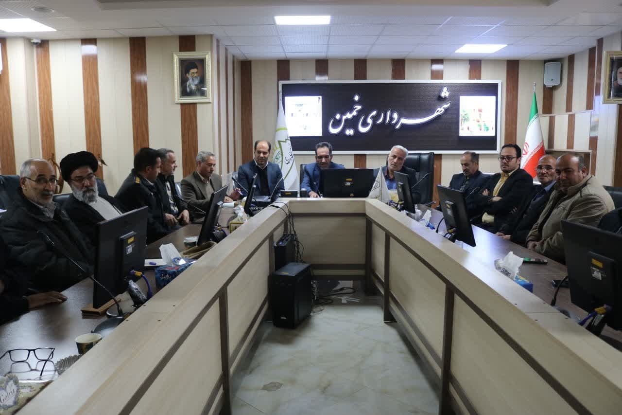 آئین تجلیل از رانندگان تاکسی و سرویس مدارس شهرستان خمین برگزار شد