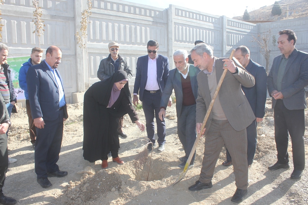 پویش سراسری درختکاری "در سایه مادر" در شهرستان خمین برگزار شد