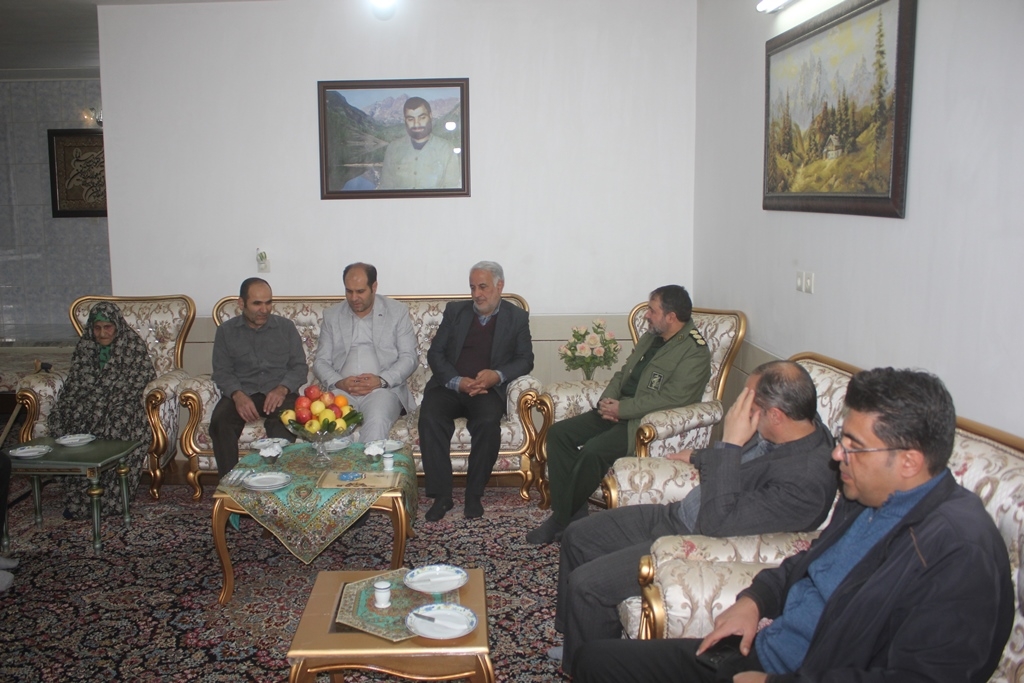 سرپرست فرمانداری و مسئولان شهرستان با خانواده شهیدان لطفی و میرزایی در خمین دیدار کرد
