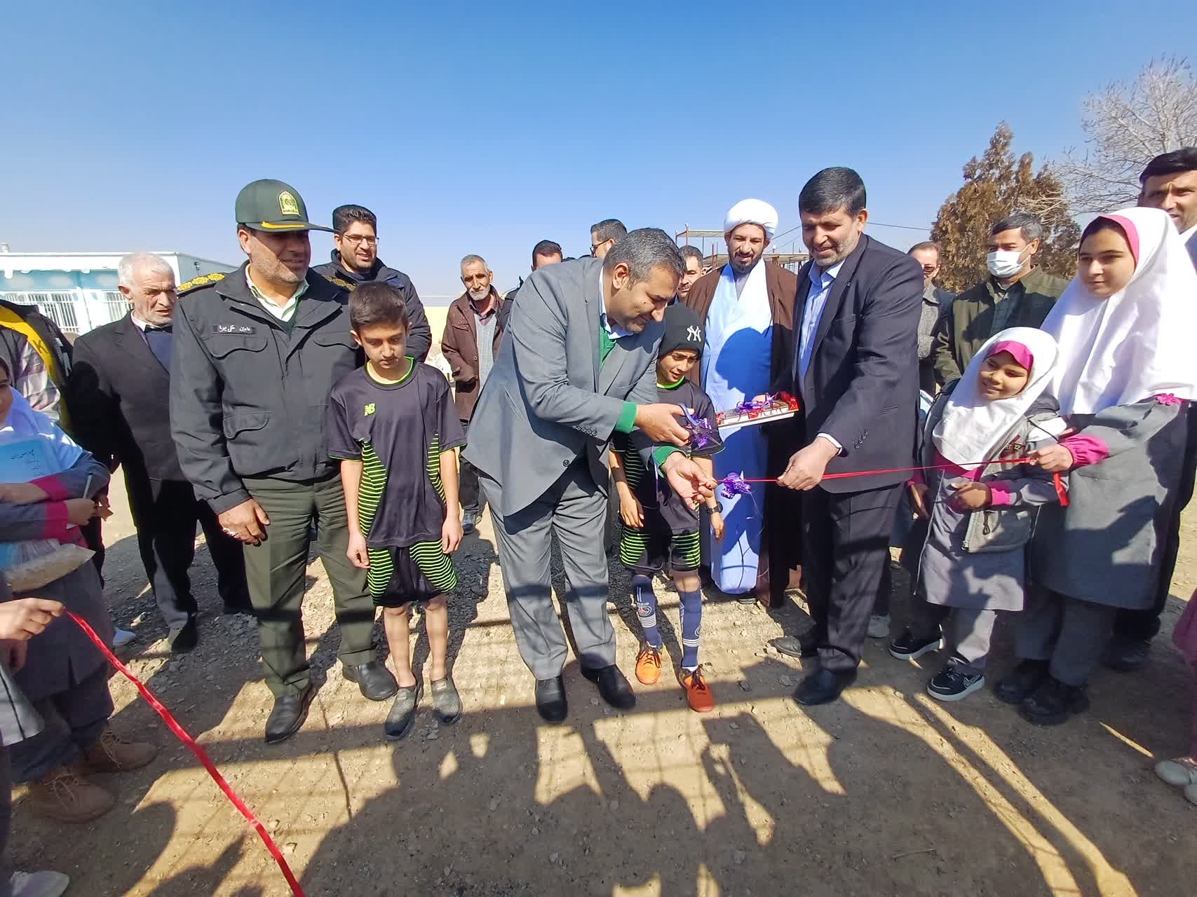 زمین چمن مصنوعی دبستان شهید کاظمی محمد آباد افتتاح شد