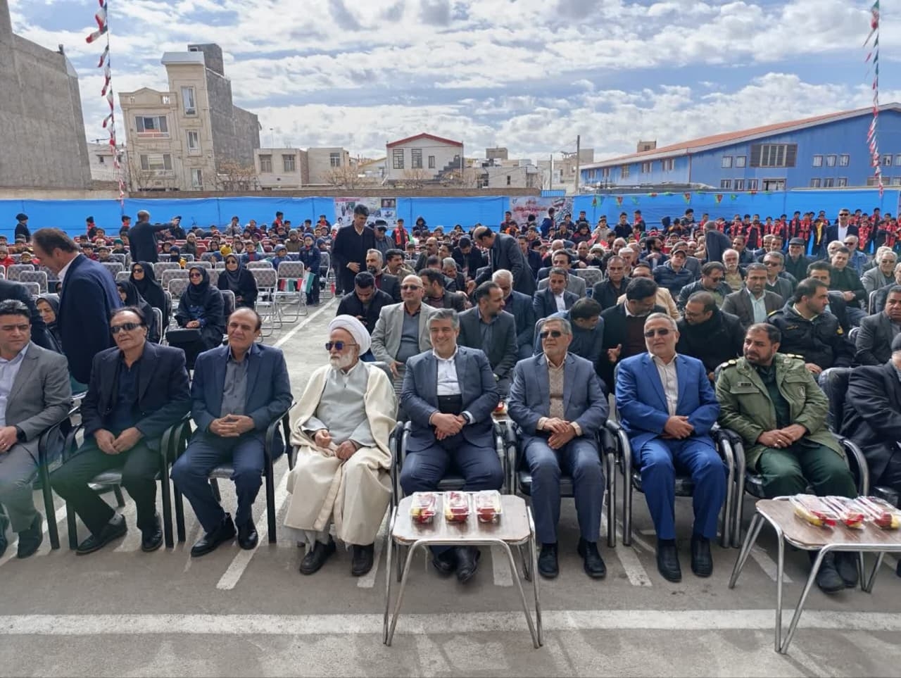 🔸همزمان با ششمین روز از دهه مبارک فجر، ساختمان آموزشی خیّرساز مرحوم شایان بیگی با حضور استاندار مرکزی،فرماندارشهرستان دلیجان ،خیرین مدرسه ساز برادران بیکی ،لنجانی مدیرکل نوسازی ومدارس استان وجمعی ازمسولان در شهرستان دلیجان افتتاح شد.

🔹دکتر مهدی زندیه‌وکیلی در آئین افتتاح این مجموعه، گفت: خیّرین با نگاه بلند خود رفع نیازهای هم‌نوعان در زمینه آموزش و درمان را به عهده گرفتند.

🔹وی ادامه داد: فضای معماری مناسب کیفیت خدمات را افزایش می‌دهد و وقتی دانش آموزان در مدارس ایمن و مجهز، شاداب تحصیل می‌کنند آینده درخشانی دارند و خیّرین مدرسه‌ساز به تربیت نسل آینده‌ساز کشور کمک می‌کنند.

🔹استاندار مرکزی ادامه داد: در نظر گرفتن فضای مناسبی برای نمازخانه‌ها در احداث مدارس باید مورد توجه قرار گیرد تا ضمن انجام امورات دینی دانش‌آموزان این فضا برای سایر فعالیت‌های فرهنگی نیز مورد استفاده قرار گیرد.
🔹زندیه‌وکیلی با اشاره به تدوین برنامه سه ساله تولید ۵ هزار مگاوات برق خورشیدی در استان، تصریح کرد: نیاز است تا مدارس دولتی و خیّری نیز با داشتن امکانات پنل‌های خورشیدی افتتاح شوند و خیّرین می‌تواند با ورود به این حوزه علاوه بر کمک به رفع مشکل ناترازی انرژی، برای مدرسه درآمد پایداری را ایجاد کنند که هم‌اکنون نیز ۱۰ مدرسه در استان در حال اجرای این طرح هستند.
🔹گفتنی است این ساختمان آموزشی با مشارکت خیّر در زمینی به مساحت ۱۳۵۵ متر مربع با هزینه‌ای بالغ بر ۲۸ میلیارد تومان در ۳ طبقه و ۱۲ کلاس احداث شده است.