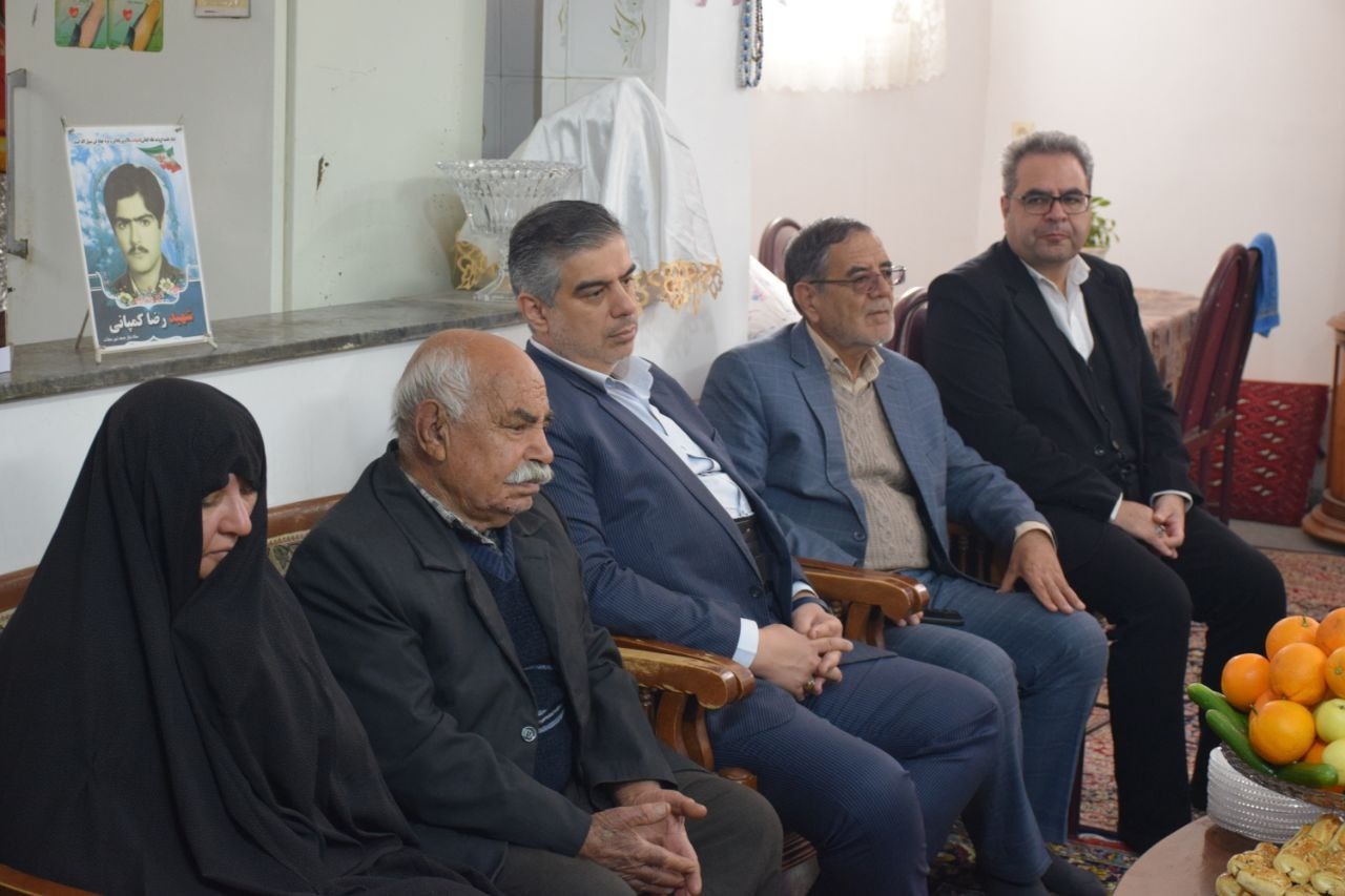 تجلیل استاندار مرکزی از والدین شهید "رضا کمپانی" در شهرستان  محلات