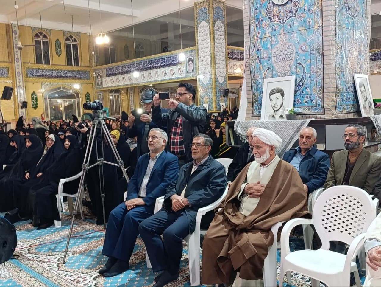 سخنرانی حجت الاسلام عالی در ستاد یادواره شهداء شهرستان دلیجان
در طول ۲۰۰ سال اخیر ایران هیچگاه قدرت امروز را نداشت

🔹عضو هیات امنای مرکز جامع علوم اسلامی ولی‌امر (عج) با بیان اینکه ایران در قدرتمندترین جایگاه دویست‌ساله تاریخ خود قرار دارد، تمام عدالت‌خواهان چشم به ایران دارند.

🔹برای اعتلای این پرچم افراد زیادی کشته می‌شود و به فرموده امام باقر این کشته‌ها شهید محسوب می‌شوند که نشان‌دهنده حقانیت این پرچم است.

🔹امروز دو مسیر سازش و مقاومت پیشروی ما است و همان گونه که مقام معظم رهبری فرموده‌اند، هزینه‌سازش بیشتر از مقاومت است.
