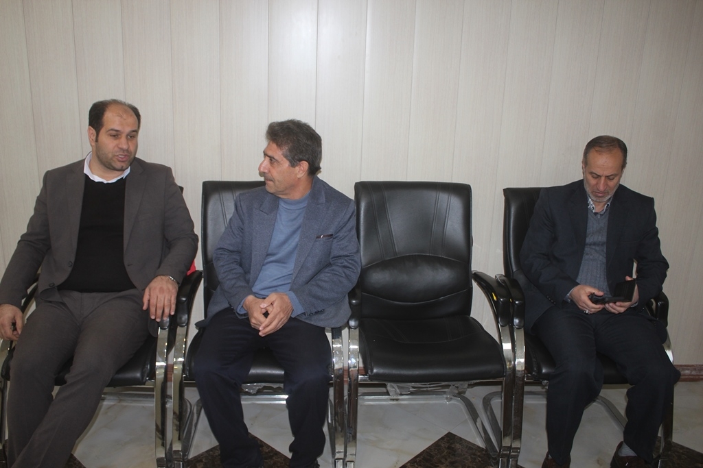 فرماندار با تعدادی از شهروندان در محل شهرداری خمین دیدار کرد