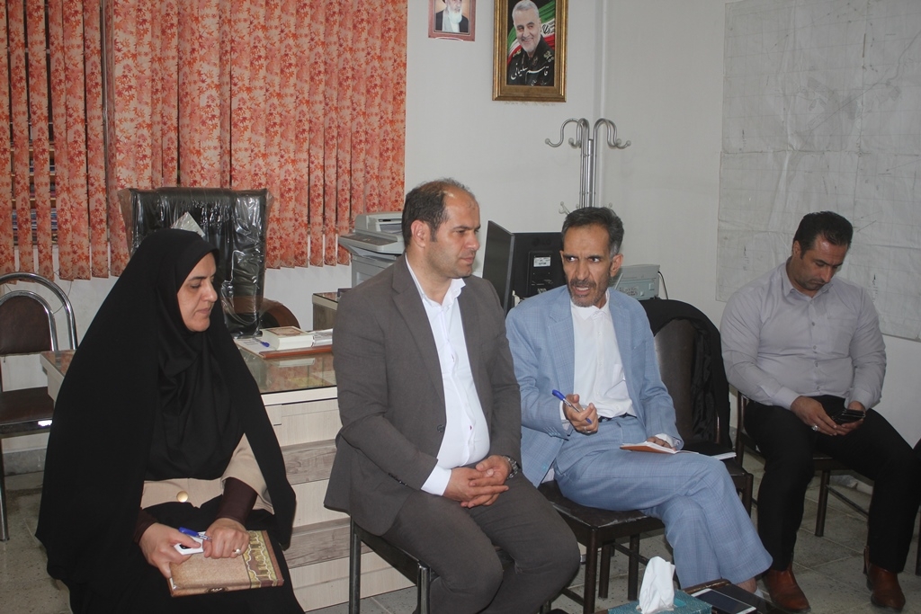 نشست بررسی مسائل و مشکلات روستای فر نق شهرستان خمین برگزار شد