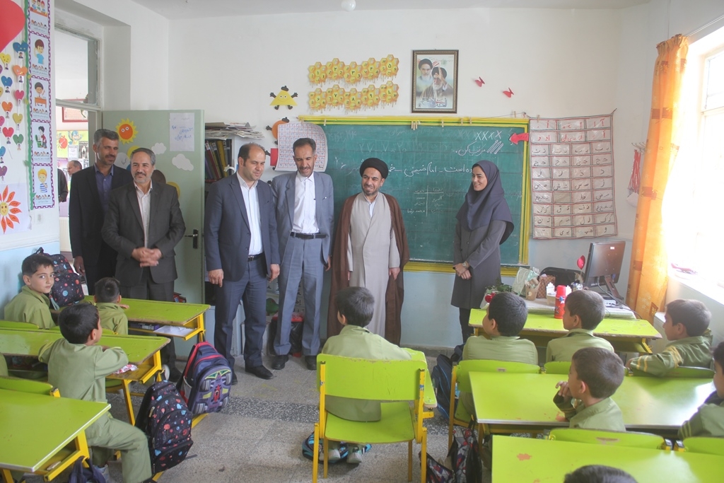 فرماندار ، امام جمعه و نماینده مردم خمین در مجلس شورای اسلامی از تعدادی از مدارس خمین بازدید کردند