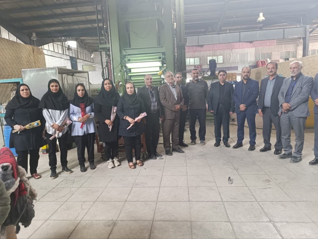 حضور ابوالفضل قاسمی فرماندار شهرستان دلیجان در شرکت الیاف ترمه صدف وشرکت صدف نخ  شهرستان به مناسبت روز،کارو کارگر وتقدیر از کارگران 
ابوالفضل قاسمی فرماندار ،معصومی رئیس اداره کار،دکتر عسلی رئیس تآمین اجتماعی،سلیمانی رئیس صنعت ومعدن،رحیمی رئیس اداره بهزیستی شهرستان،به اتفاق جمعی از کارشناسان ادارات  ذکرشده صبح روز پنج شنبه به مناسبت روزکاروکارگردر شرکت الیاف ترمه صدف وشرکت صدف نخ شهرستان دلیجان ، حضور یافته وبا اهدا گل ولوح تقدیر از کارگران تقدیر و تشکر نمودند