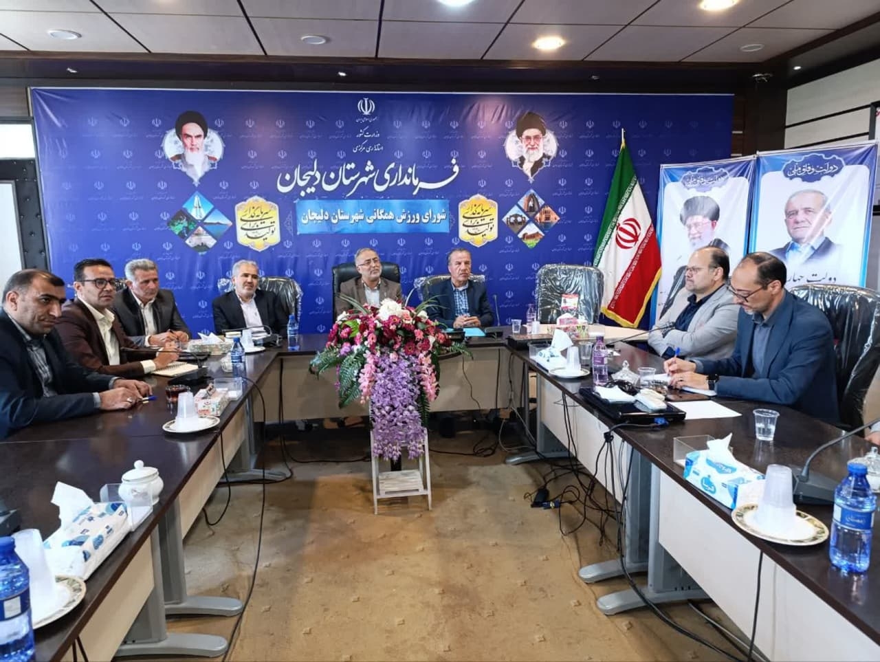 فرماندار دلیجان:حلقه مفقوده شادابی ورزش همگانی است

جلسه شورای ورزش همگانی شهرستان دلیجان به ریاست ابوالفضل قاسمی ، فرماندار و با حضور نصرالله نان بده رئیس هیئت ورزش‌های همگانی استان مرکزی و ادارات عضو این شورا در سالن جلسات فرمانداری این شهرستان برگزار شد.
در این جلسه فرماندار شهرستان دلیجان با تاکید بر این که باید تلاش کنیم تا همه ی مردم به سمت ورزش هدایت شوند، افزود: حلقه مفقوده شادابی، نشاط و هیجانات نبود ورزش همگانی مناسب بوده است.
قاسمی تصریح کرد: تلاش می کنیم تا بهره گیری از تمام ظرفیت های شهرستان به ویژه ادارات، صنعتی و اصناف برای همگانی کردن ورزش گام های مثبتی برداشته شود.

✅امیدوارم شور و نشاط به جامعه برگردد
در ادامه رئیس هیئت ورزش‌های همگانی استان مرکزی گفت: به دلیل اهمیت ورزش و سلامتی ، این شورا به ریاست فرماندار است و باید طوری تلاش کرد تا با مدیریت همگانی همه اقشار جامعه را با ورزش آشتی دهیم 
نان لده خاطر نشان ساخت: هویت ورزش همگانی ، ورزش صبحگاهی است و با فعالیتی که طی این چند ماه از هیئت شهرستان دلیجان دیدم، آینده ی روشنی را برای ورزش همگانی این شهرستان پیش بینی می کنم و امیدوارم شور و نشاط به جامعه برگرد.

👈در ادامه هر یک از اعضای حاضر در جلسه به طور جداگانه به بیان نظرات خود پرداخته و با اهدا لوح تقدیر از سوی رئیس هیئت ورزش‌های همگانی استان ، از فرماندار شهرستان دلیجان تقدیر شد.