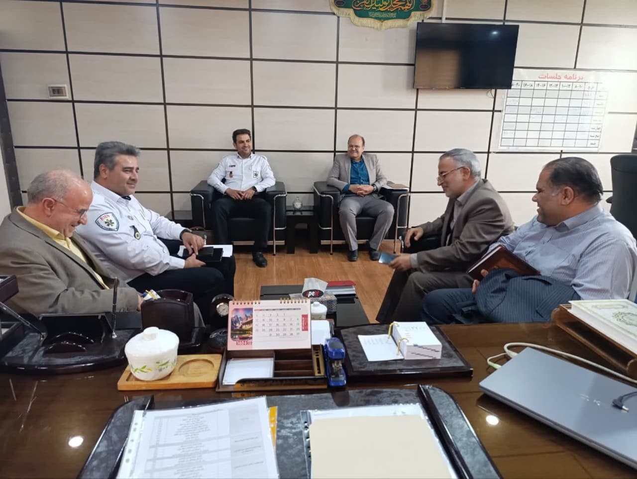 دیدار دکتر بختیاری رئیس معاون توسعه دانشگاه علوم‌پزشکی استان ،دکتر ایران نژاد رئیس اورژانس استان مرکزی،دکتر اسحاقی رئیس شبکه بهداشت و درمان شهرستان دلیجان و کارشناسان بهداشت و درمان استان با ابوالفضل قاسمی فرماندار 
در خصوص بررسی مشکلات ومسائل حوزه بهداشت  شهرستان وموارددیگر گفتگو کردند