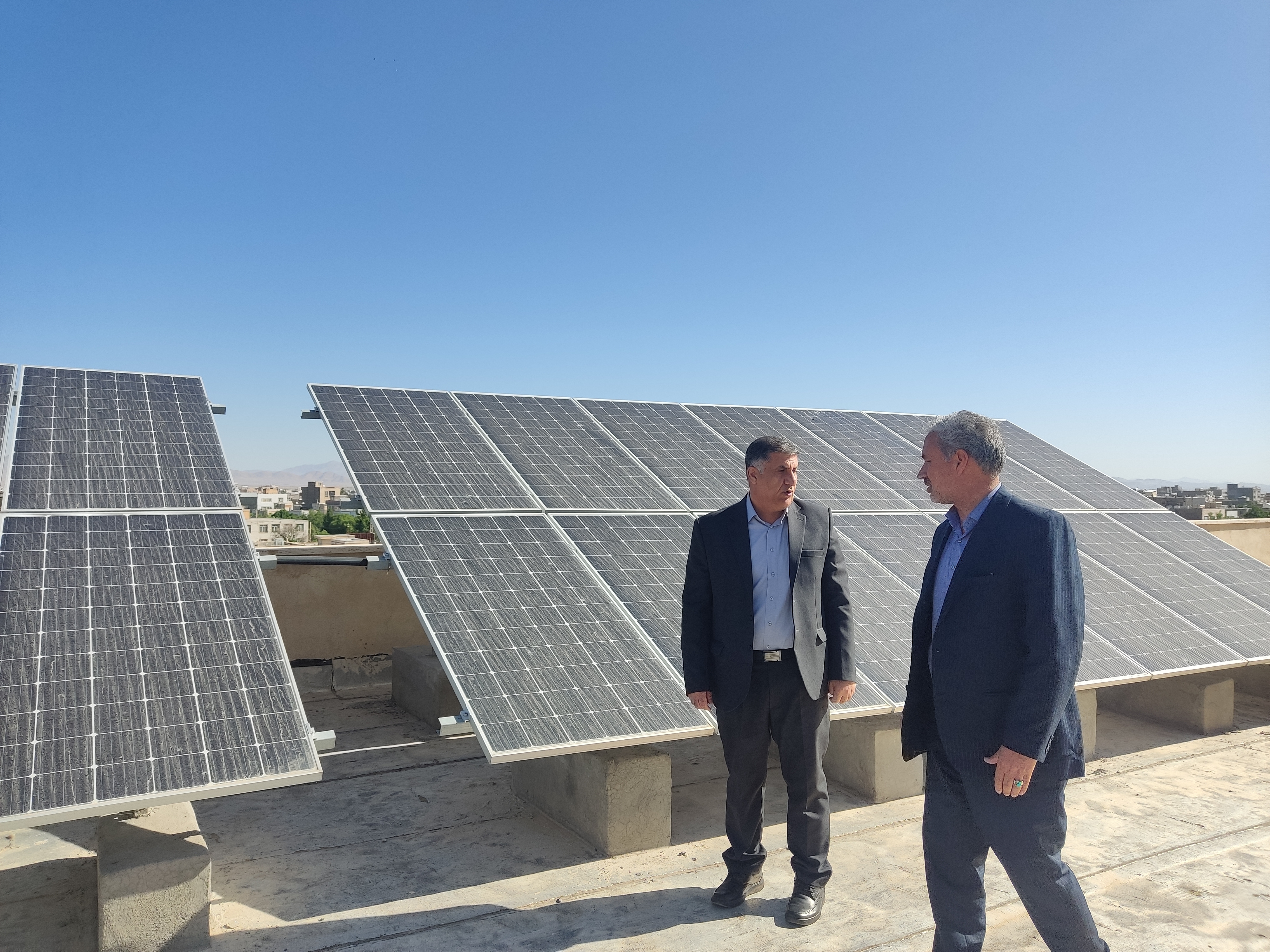 بازدید مهندس سلیمانی سرپرست دفتر امور شهری و شوراهای استانداری مرکزی از پروژه پنل خورشیدی شهرداری خمین