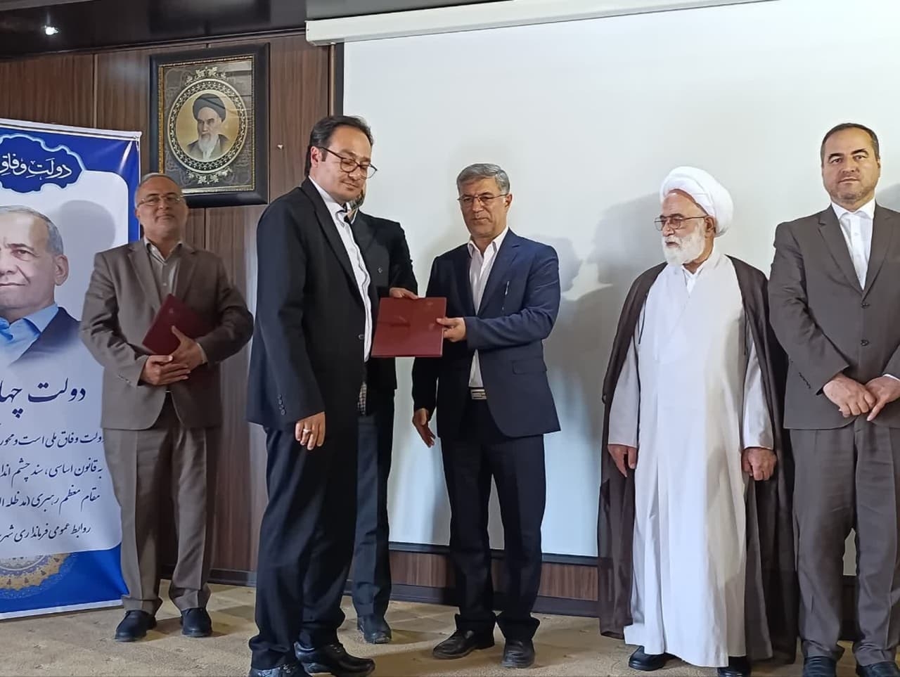 🔻آئین تکریم و معارفه فرماندار شهرستان دلیجان برگزار شد 

🔸آئین تکریم و معارفه فرماندار شهرستان دلیجان با حضور "حسن قمری معاون سیاسی امنیتی و اجتماعی استاندار مرکزی، "دکتر حاج علی بیگی" سرپرست دفتر امور سیاسی انتخابات و تقسیمات کشوری استانداری مرکزی، اعضای شورای تامین شهرستان دلیجان، معاونین سیاسی  فرماندار، بخشدار مرکزی، اعضای شورای اداری شهرستان، شهرداران و اعضای شوراهای اسلامی شهر و روستا، دهیاران، اصحاب رسانه و جمعی از اقشار مختلف مردم، در سالن جلسات شهدای گمنام فرمانداری دلیجان برگزار شد. 

🔸در این مراسم با اهدای حکم صادره از سوی استاندار مرکزی "مازیارگلشن" به‌عنوان سرپرست فرمانداری شهرستان دلیجان معرفی و با اهدای لوحی از سوی دکتر مهدی زندیه‌وکیلی از زحمات " ابوالفضل قاسمی در طی دوره تصدی این مسئولیت تقدیر به عمل آمد.