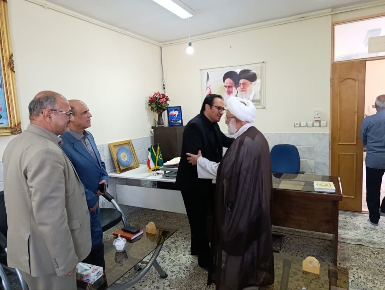 در اولین روز کاری مهندس گلشن سرپرست فرمانداری شهرستان دلیجان با حجت‌الاسلام غفوری امام جمعه شهردایجان دیدار داشتند.
در این دیدار مهندس گلشن در خصوص تعامل بیشتر برای ارتقاء سطح فرهنگ و مباحث موجود در شهرستان به بحث و تبادل نظر پرداختند.
در این نشست حجت‌الاسلام غفوری امام جمعه دلیجان به نقش پر رنگ فرهنگ در جامعه اشاره و خواستار همکاری و همفکری با نخبگان برای ارتقاء فرهنگ در شهرستان دلیجان را خواستارشدند.