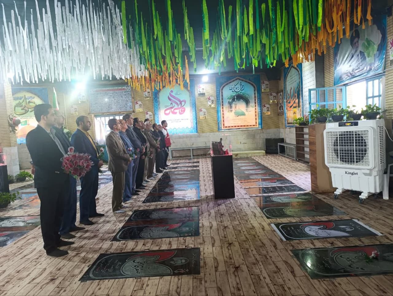 ادای احترام سرپرست فرمانداری شهرستان دلیجان به شهداء
مهندس گلشن سرپرست فرمانداری شهرستان دلیجان در اولین روز کاری خود با حضور درگلزار شهدای شهرستان  به مقام والای شهداء ادای احترام نمودند
