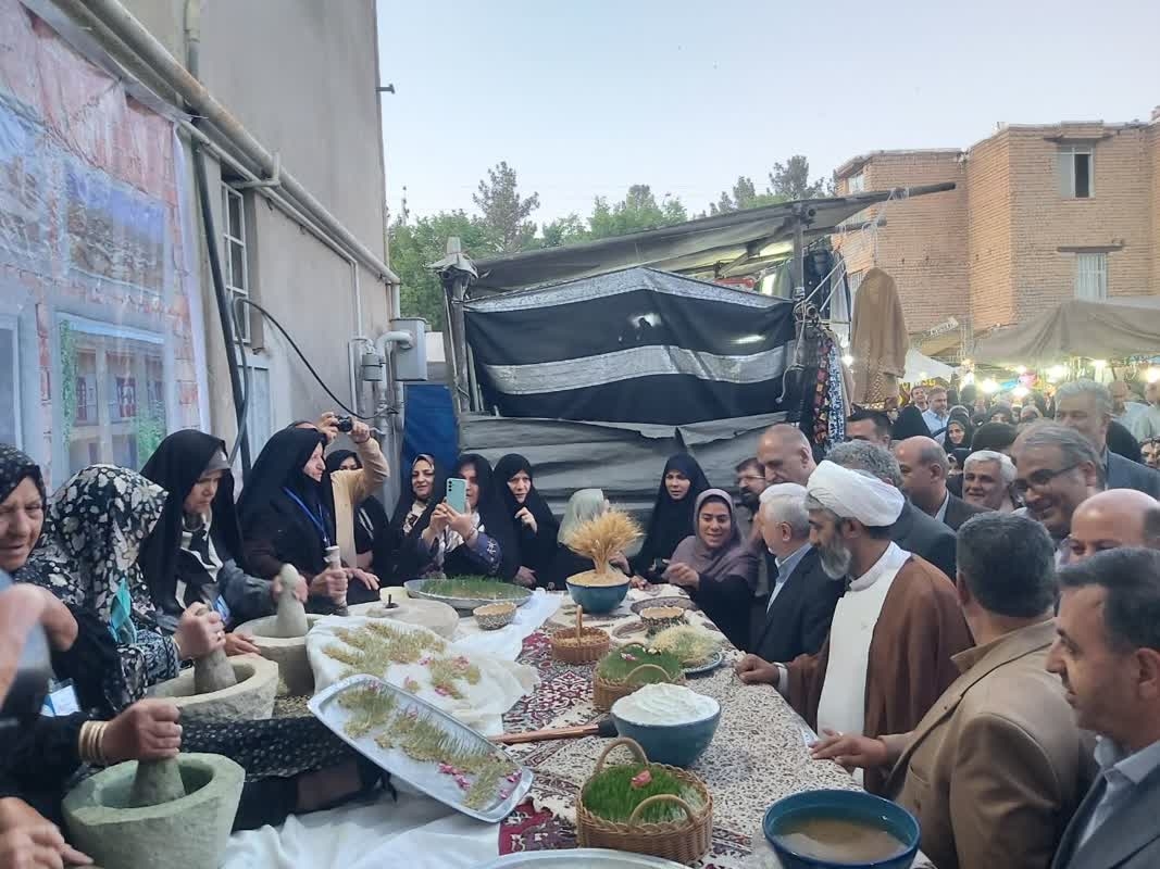 🔻در حاشیه دهمین جشنواره ملی آیین سنتی پخت سمنو ، محل طبخ سمنو به عنوان اصلی‌ترین و پرشورترین بخش این آیین ملی میزبان مقامات کشوری، استانی و شهرستانی بود.