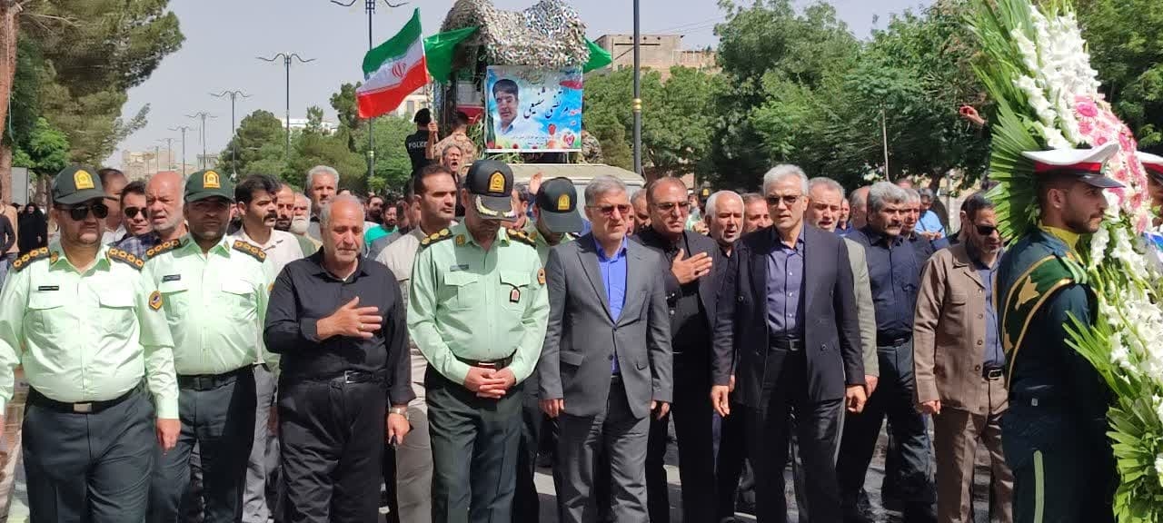 حضور معاون استاندار و فرماندار زرندیه در مراسم تشییع شهید مرتضی شفیعی